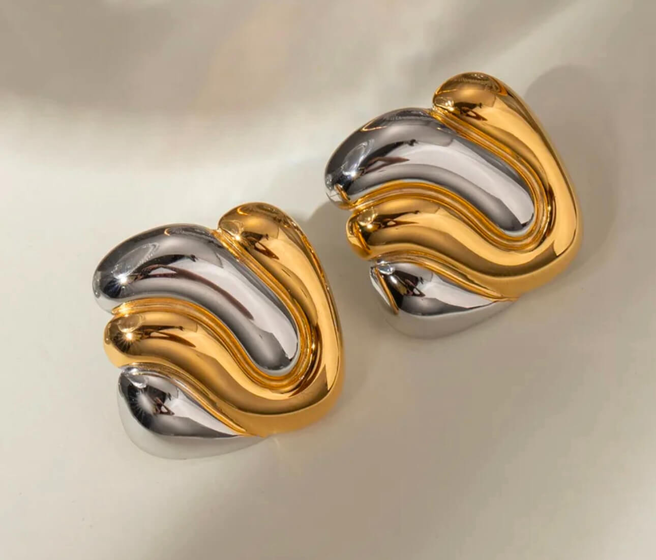 Fluctus Aurum Earrings.